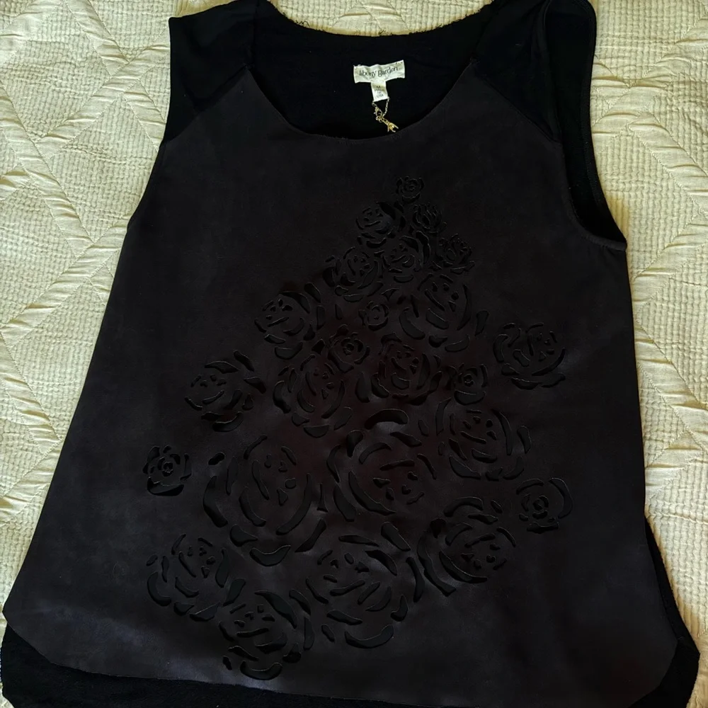 Elegant Black Floral Cutout Tank Top - Picture 1 of 4